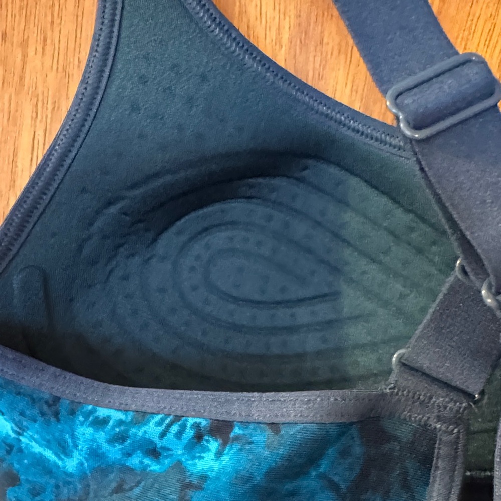 Under Armour Women's Marble/Tie Dyed Sports Bra - Picture 7 of 7